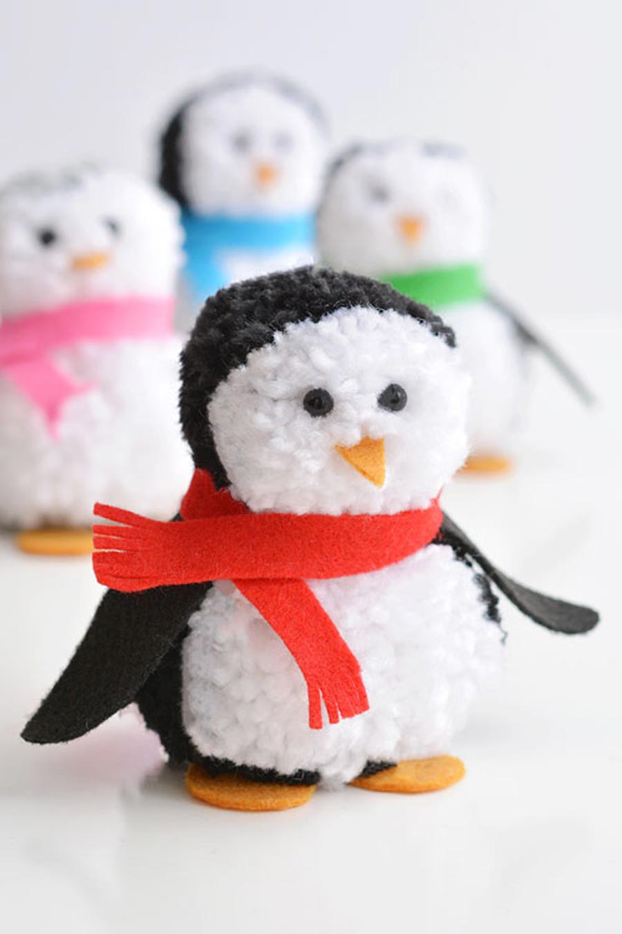 ساخت‌ کاردستی پنگوئن با پوم پوم